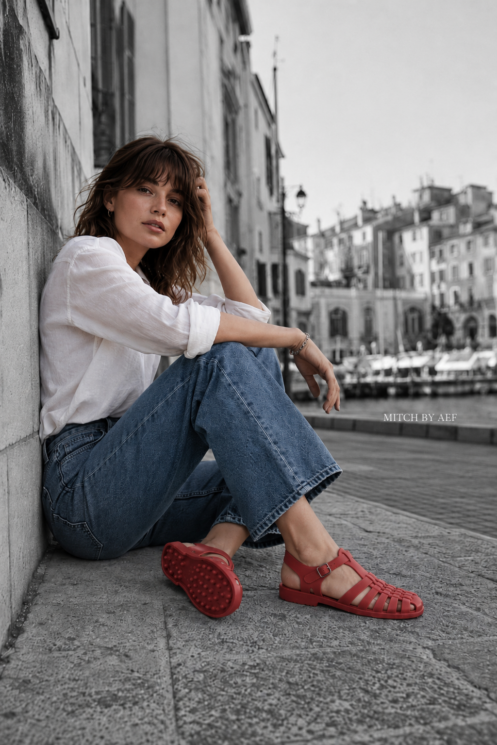 Sandales plates rouges pour femme style méduse portées avec un jean dans les rues de Marseille
#Rouge Coquelicot