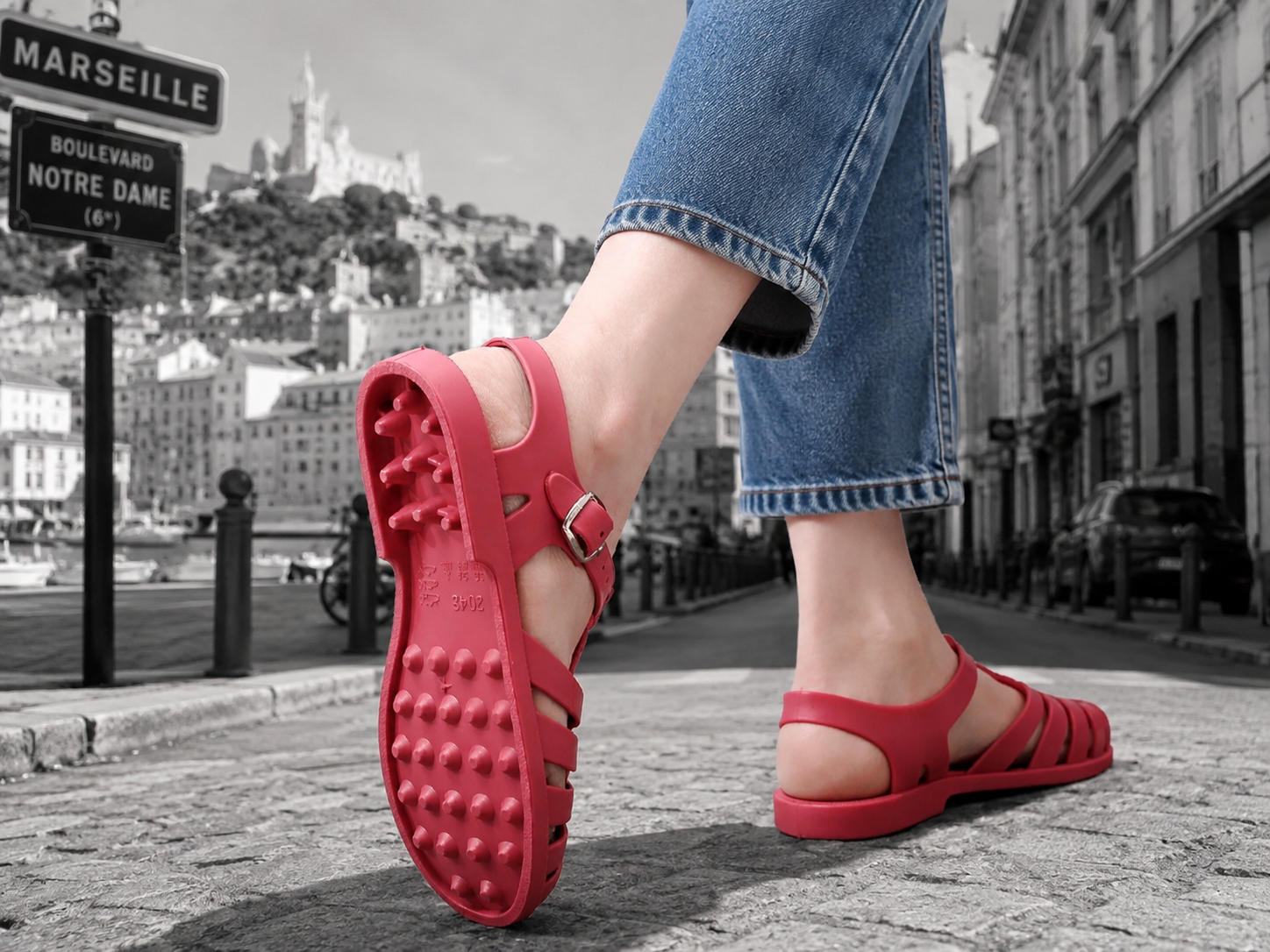 Sandales rouges pour femme style méduse avec semelle antidérapante portées près du Vieux-Port de Marseille
#Rouge Coquelicot