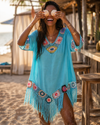 Tunique de plage crochet bleu ciel franges fleurs, mannequin bar plage coquillages rire été — MITCH by AEF