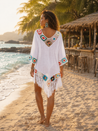 ALT : Tunique de plage crochet blanc dos nu franges fleurs multicolores, mannequin bord de mer bar plage coucher de soleil — MITCH by AEF