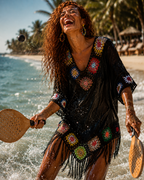 Tunique de plage crochet noir franges fleurs multicolores, mannequin beach tennis éclaboussures plage — MITCH by AEF