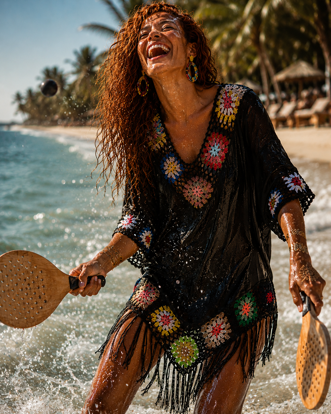 Tunique de plage crochet noir franges fleurs multicolores, mannequin beach tennis éclaboussures plage — MITCH by AEF