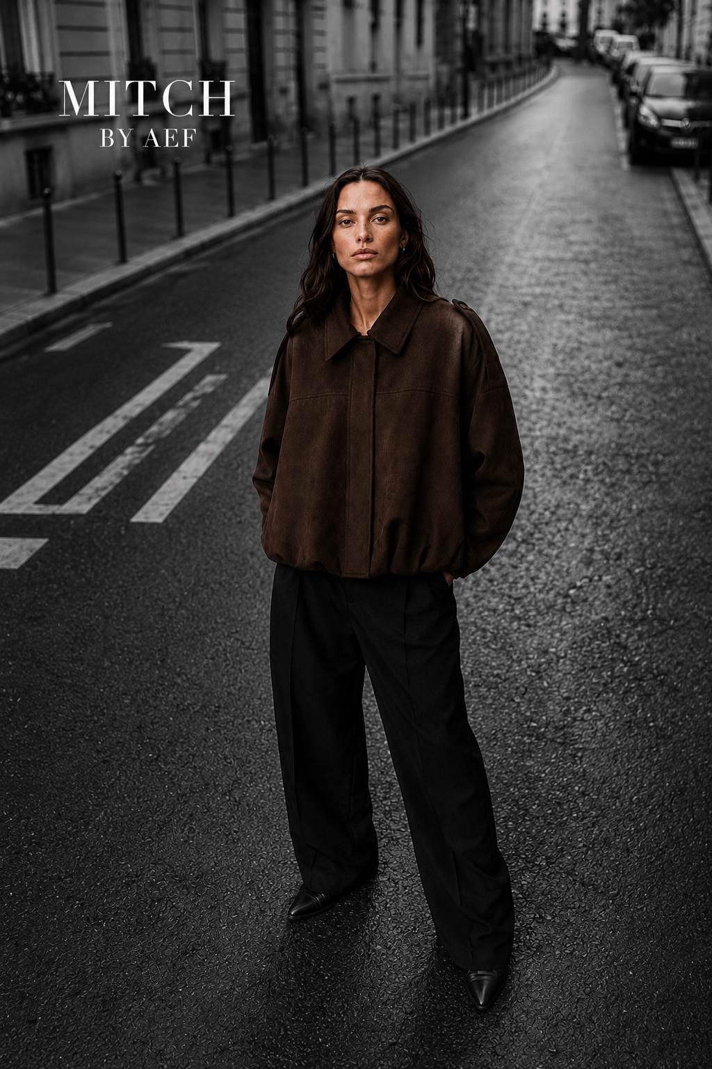 Veste bomber marron oversize pour femme portée dans les rues de Paris – Look automne chic MITCH BY AEF