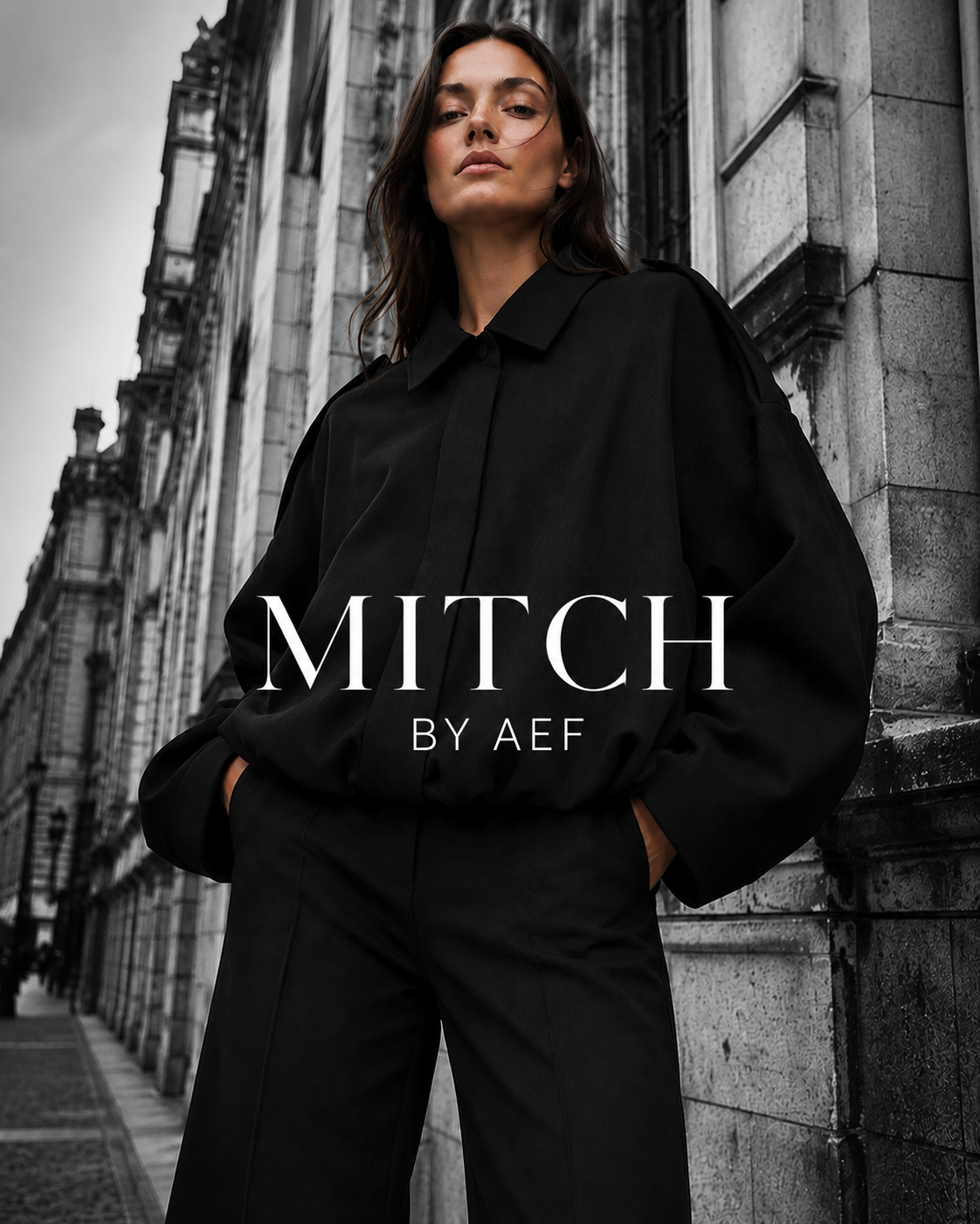 Veste bomber noire effet daim pour femme, coupe oversize chic portée dans les rues de Paris – MITCH BY AEF