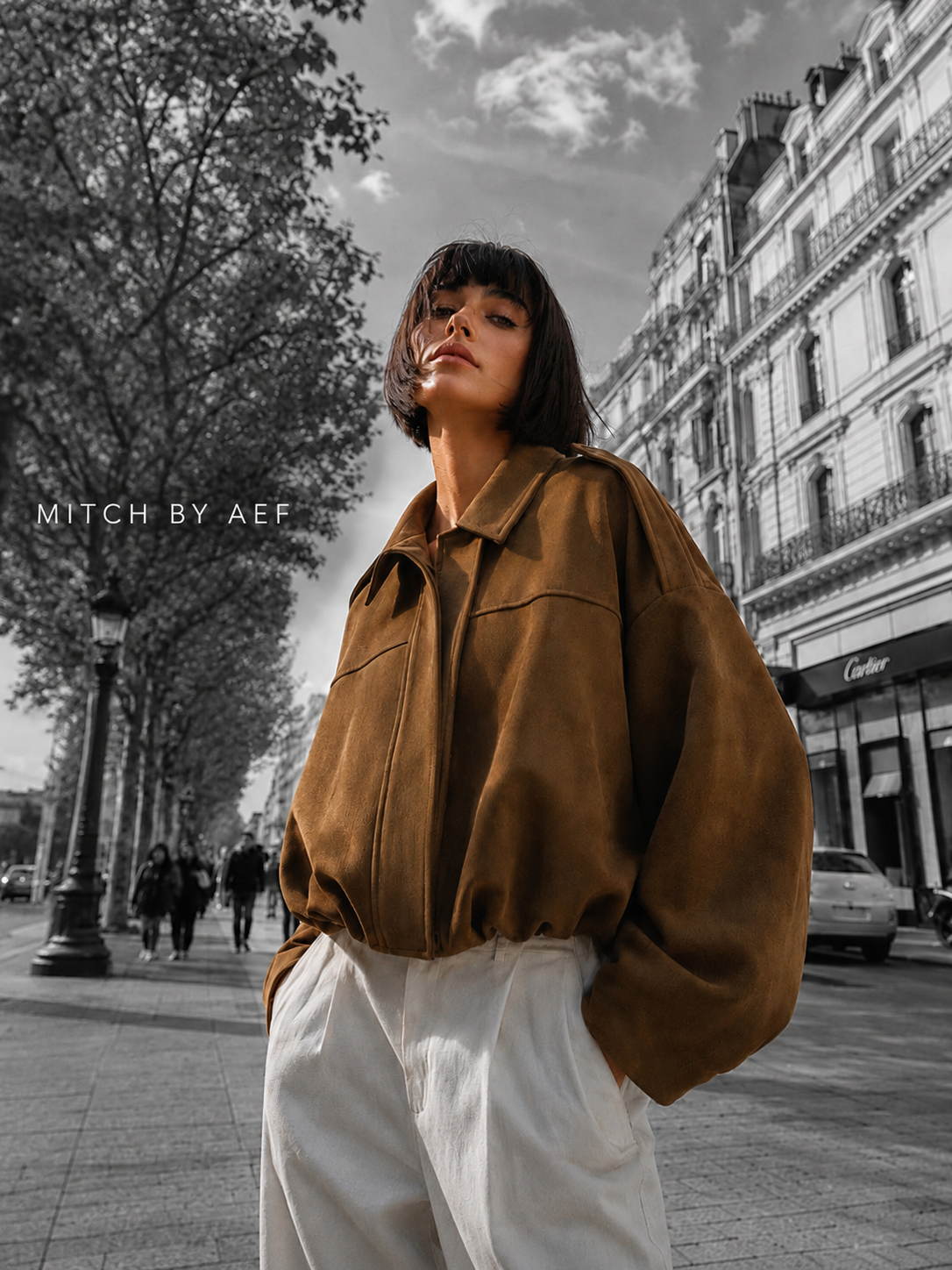 Veste ÉLYSÉE marron noisette effet daim pour femme, coupe oversize chic photographiée sur les Champs-Élysées – MITCH BY AEF